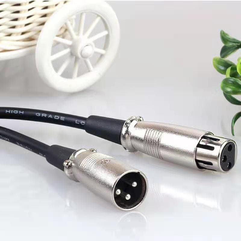 Cabos XLR macho e fêmea preto e prata, conectores metálicos, isolamento preto, texto HIGH GRADE