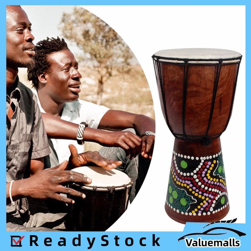 Djembe africano de 6 polegadas esculpido à mão em madeira maciça e pele de cabra, em fundo desfocado com homens tocando.