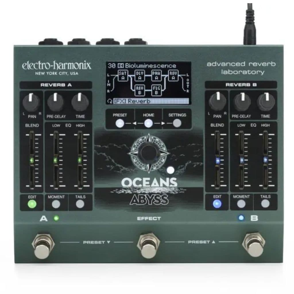 Pedal de efeitos Electro Harmonix Oceans Abyss Advanced Reverb, verde escuro, interface com botões e display digital, marca Electro Harmonix visível