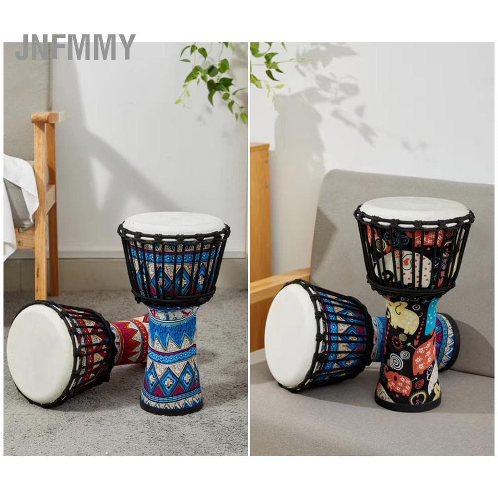 Três tambores africanos portáteis de 8 polegadas com padrões de arte coloridos, fundo cinza.