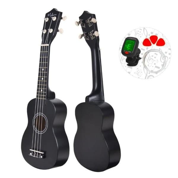 Ukulele soprano preto com capa e afimador clip-on, visão frontal e lateral, fundo branco