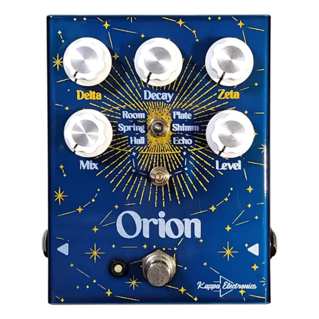 Pedal de reverberação Orion da Kappa Electronics, fundo azul com estrelas amarelas, botões rotulados Delta, Decay, Zeta, Room, Plate, Spring, Shimm, Hall, Echo, Mix e Level.