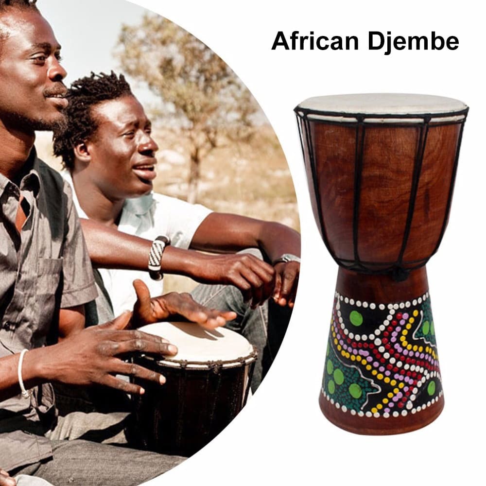 Djembe africano tradicional em madeira com pele de cabra, tocado por músicos.