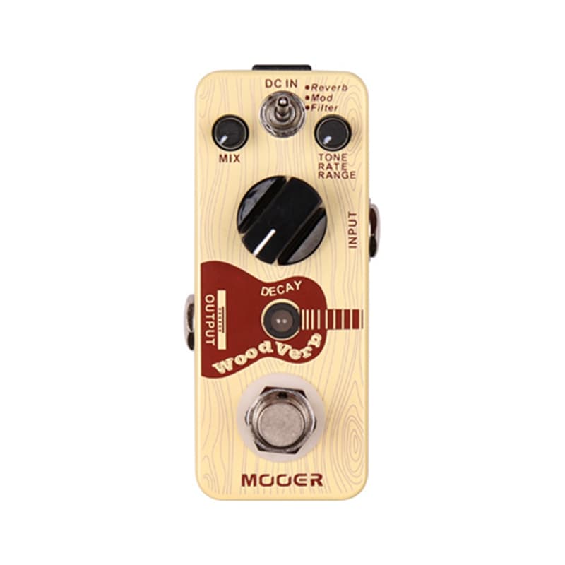 Pedal de reverb digital Mooer WoodVerb para violão acústico, controles de reverb, mod, filter, mix, tone, rate e range, botão de decay, botão de entrada, acabamento em madeira, fundo branco.