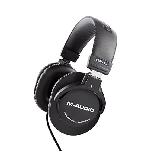 Fones de ouvido de estúdio M-Audio HDH40 em preto com design fechado nas costas e faixa de cabeça flexível
