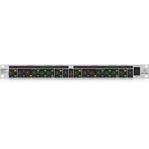 Processador compressor de áudio Behringer MDX2600, 2 canais, fundo branco, botões e knobs, indicadores LED.