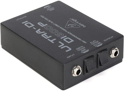 Caixa preta Behringer DI600P Direct Box Passivo com texto branco, conectores e botões.