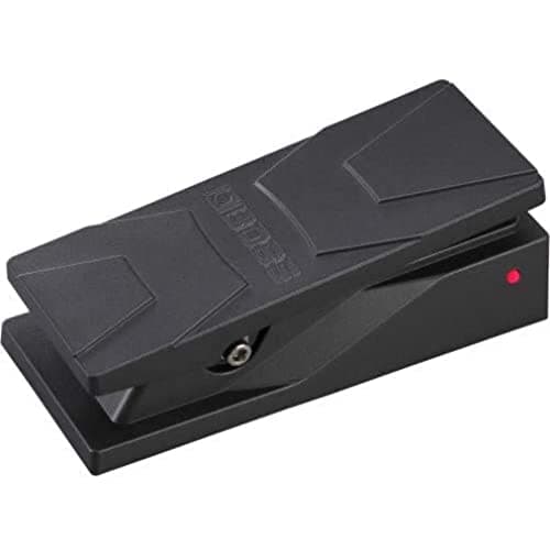 Pedal de Wah BOSS PW-3 em preto com LED vermelho aceso, mostrado de frente.