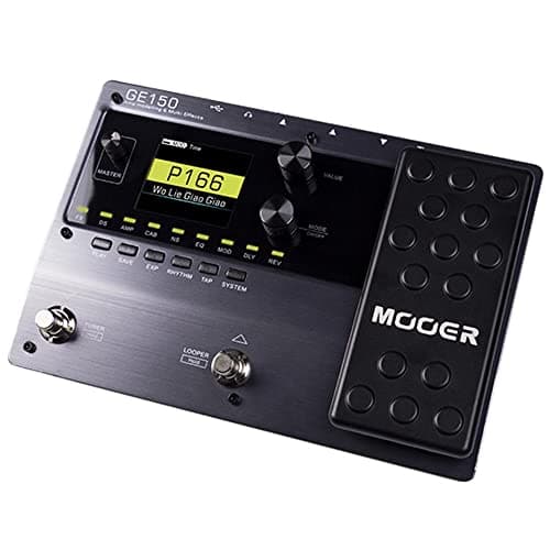 Pedaleira de guitarra Mooer GE150 com fonte, preta, display digital, botões de controle rotulados, letras brancas na parte superior.