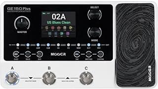 Pedaleira multiefeitos Mooer GE150 Plus com interface digital e display mostrando 'US Blues Clean'.