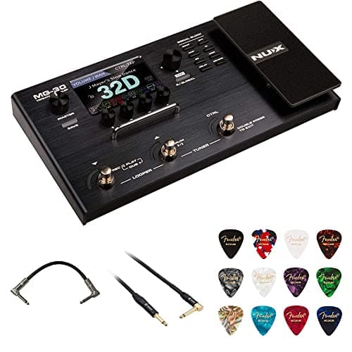 Pedaleira multiefeitos Nux MG-30 para guitarra com tela LCD e controles, incluindo pedal de expressão, cabos e palhetas.