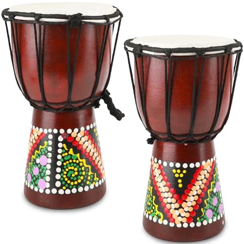 Dois tambores Djembe marrom com pintura abstrata colorida, cabeça de couro branca e cordas pretas