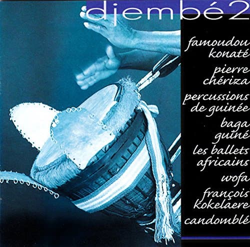 Djembe azul e branco em uso com texto sobre músicos africanos