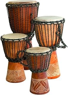 Djembes esculpidos iniciantes, marrom e laranja, com peles de tambor brancas e pretas e cordas pretas, em fundo branco