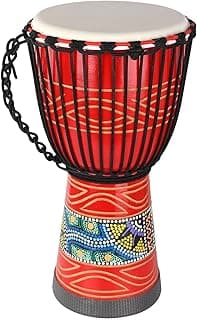 Tambor africano Djembe vermelho com pele de cabra e base de mogno, decorado com padrões geométricos coloridos.