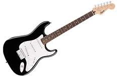 Guitarra Squier Bullet Stratocaster preta com braço claro e escala escura em fundo branco.
