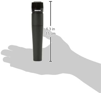 Microfone Shure SM57-LC mostrando tamanho de 15 cm em comparação com mão cinza