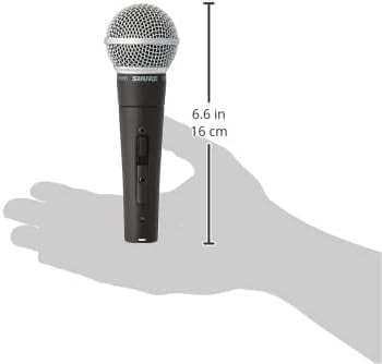 Microfone Shure SM58S com botão liga/desliga medindo 16 cm em comparação com mão humana