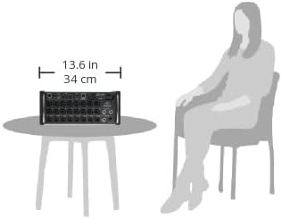 Dimensões da mesa de som digital Behringer XR18 mostrando largura de 34 cm ao lado de pessoa sentada