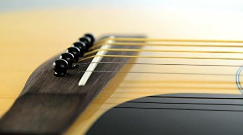 Detalhe da ponte do violão acústico Yamaha Folk F 310 com cordas de aço e pinos pretos