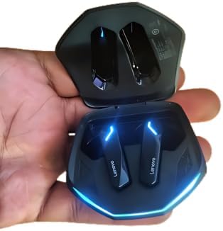 Lenovo GM2 Pro fones de ouvido sem fio no estojo de carregamento sendo segurados na mão, luzes azuis