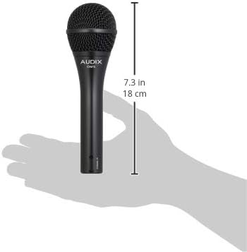 Microfone Audix OM5 vocal preto medindo 18 cm sobre mão para escala.