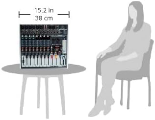 Dimensões da mesa de som Behringer X1222USB com 38 cm de largura em mesa ao lado de figura humana para escala