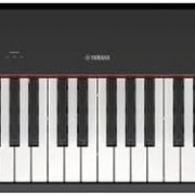 Piano digital Yamaha P-225B preto com 88 teclas sensíveis e botões de controle na parte superior