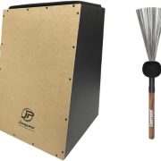 Cajon acústico Jaguar CJ1000 K2 PB 006 com tampo em MDF cru e laterais pretas, acompanhado de baqueta Liverpool tipo vassourinha.