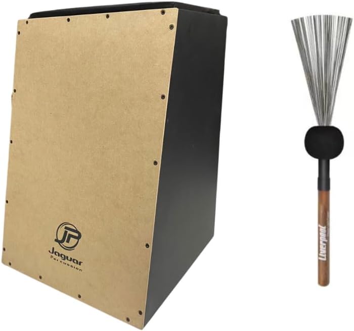 Cajon acústico Jaguar CJ1000 K2 PB 006 com tampo em MDF cru e laterais pretas, acompanhado de baqueta Liverpool tipo vassourinha.