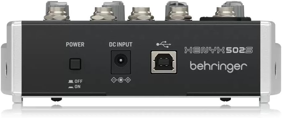 Parte traseira da mesa de som Behringer Xenyx 502s com botão power, entrada DC, porta USB e conectores XLR/Jack.