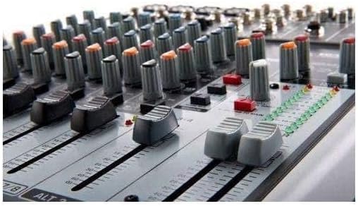 Detalhe lateral da mesa de som Behringer 1204USB com faders e controles de equalização