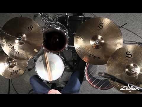Kit pratos Zildjian S390 em liga B12 montado em bateria visto de cima.