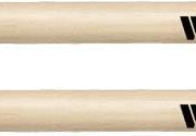 Baquetas de bateria Vic Firth American Classic 8D em nogueira americana com ponta arredondada, texto preto e vermelho.