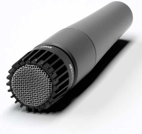 Microfone cardioide dinâmico Shure SM57-LC em close, com corpo preto fosco e grade metálica prateada, mostrando detalhes de construção.