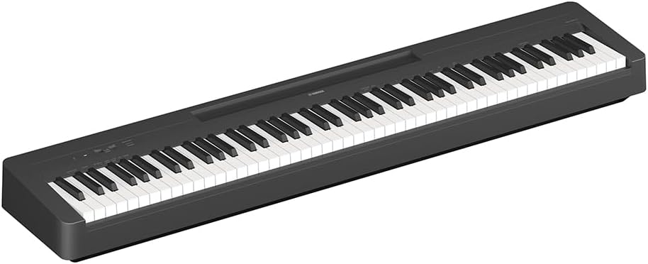 Piano digital Yamaha P-145B em perspectiva lateral com 88 teclas sensitivas preto fosco