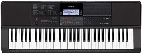 Visão superior do teclado Casio CT-X700 com 61 teclas, display LCD, botões de controle e alto-falantes embutidos.