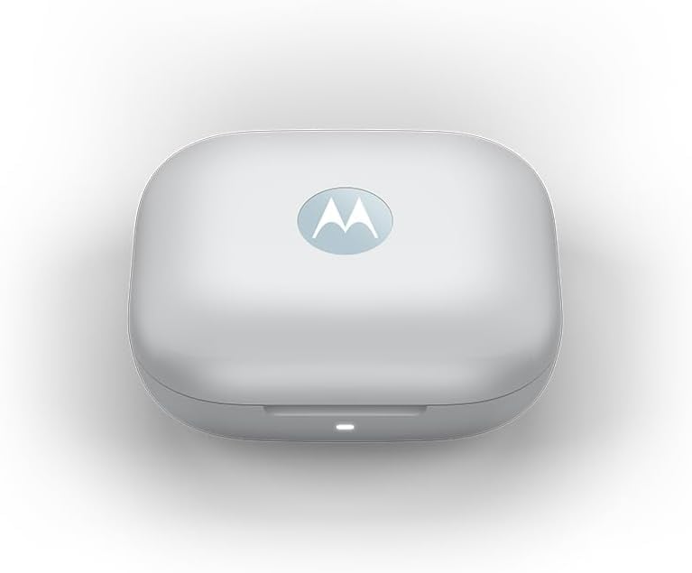Estojo de carregamento cinza fechado dos fones Motorola Moto Buds com logo Motorola na tampa.