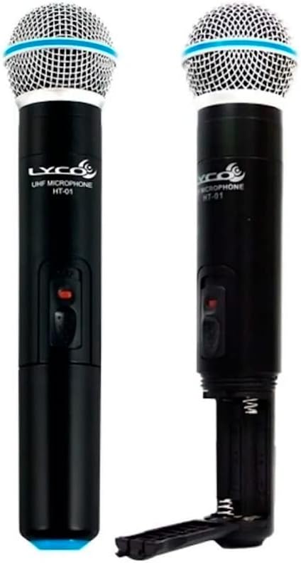 Dois microfones sem fio Lyco pretos com tampa de bateria aberta em um deles mostrando compartimento para pilhas AA.