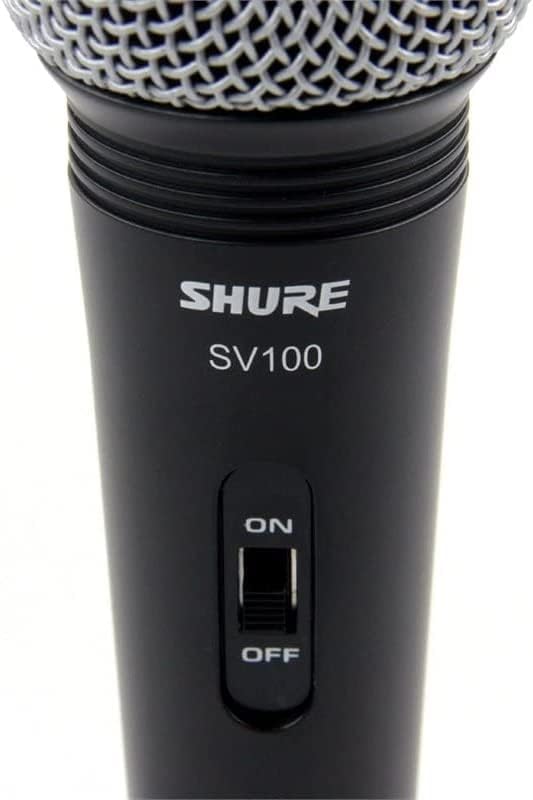 Close no botão liga/desliga do microfone Shure SV100 com corpo preto e grade prateada