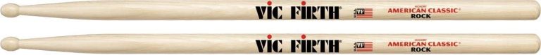 Baquetas Vic Firth Rock para bateria com ponta oval de nogueira, modelo American Classic, acabamento natural.