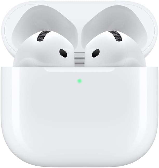 Apple AirPods 4 com estojo de carregamento aberto e indicador LED verde, fones brancos intra-auriculares.