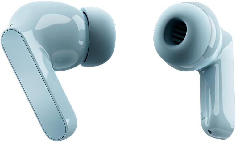 Fones de ouvido Motorola Moto Buds azul claro, vista próxima mostrando detalhes anatômicos e pontas de silicone.