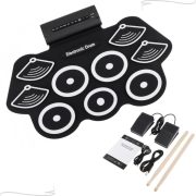 Bateria eletrônica portátil preta com 9 pads de silicone e acessórios como pedais, cabos, adaptador e baquetas.