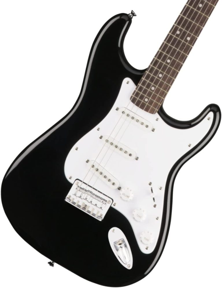 Guitarra elétrica Squier Bullet Stratocaster corpo poplar preta com três captadores single-coil e braço em madeira clara.