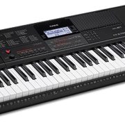 Teclado musical Casio CT-X700 preto com 61 teclas sensíveis ao toque, painel com display LCD e botões de controle, alto-falantes embutidos.