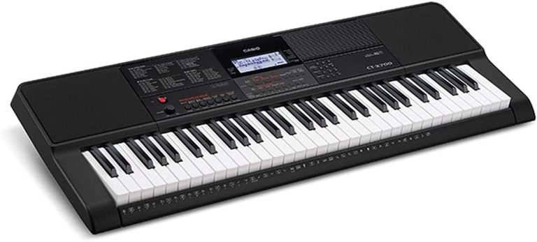 Teclado musical Casio CT-X700 preto com 61 teclas sensíveis ao toque, painel com display LCD e botões de controle, alto-falantes embutidos.