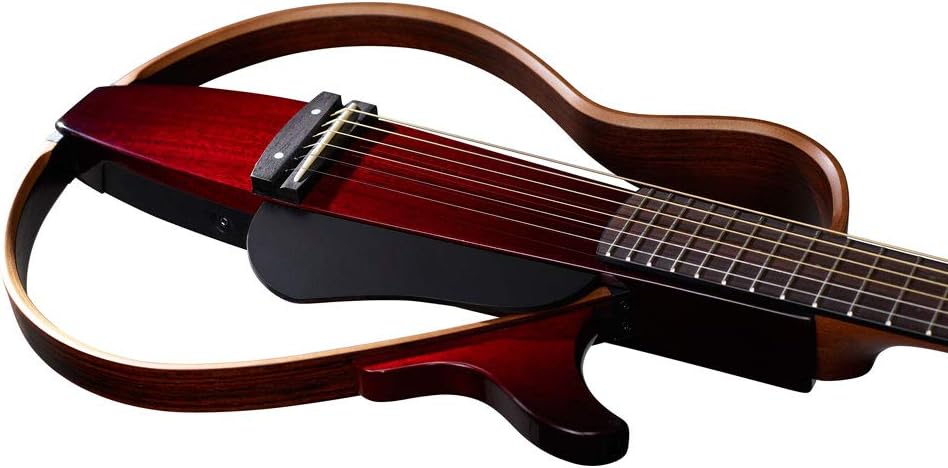 Close no corpo do violão Yamaha SLG200S Silent com acabamento Crimson Red Burst e cordas em aço
