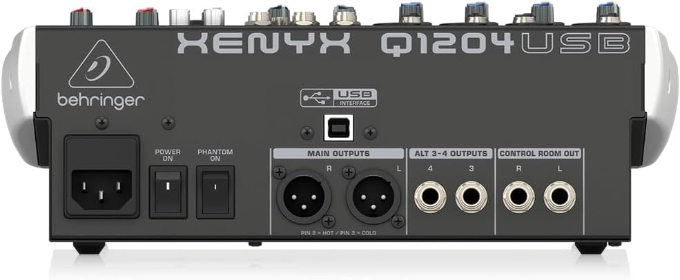 Vista traseira da mesa de som Behringer Q1204USB com entradas de energia, USB, saídas XLR e P10