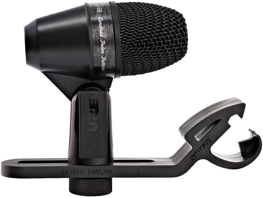 Microfone Shure PGA56 com suporte de tambor preto em fundo branco